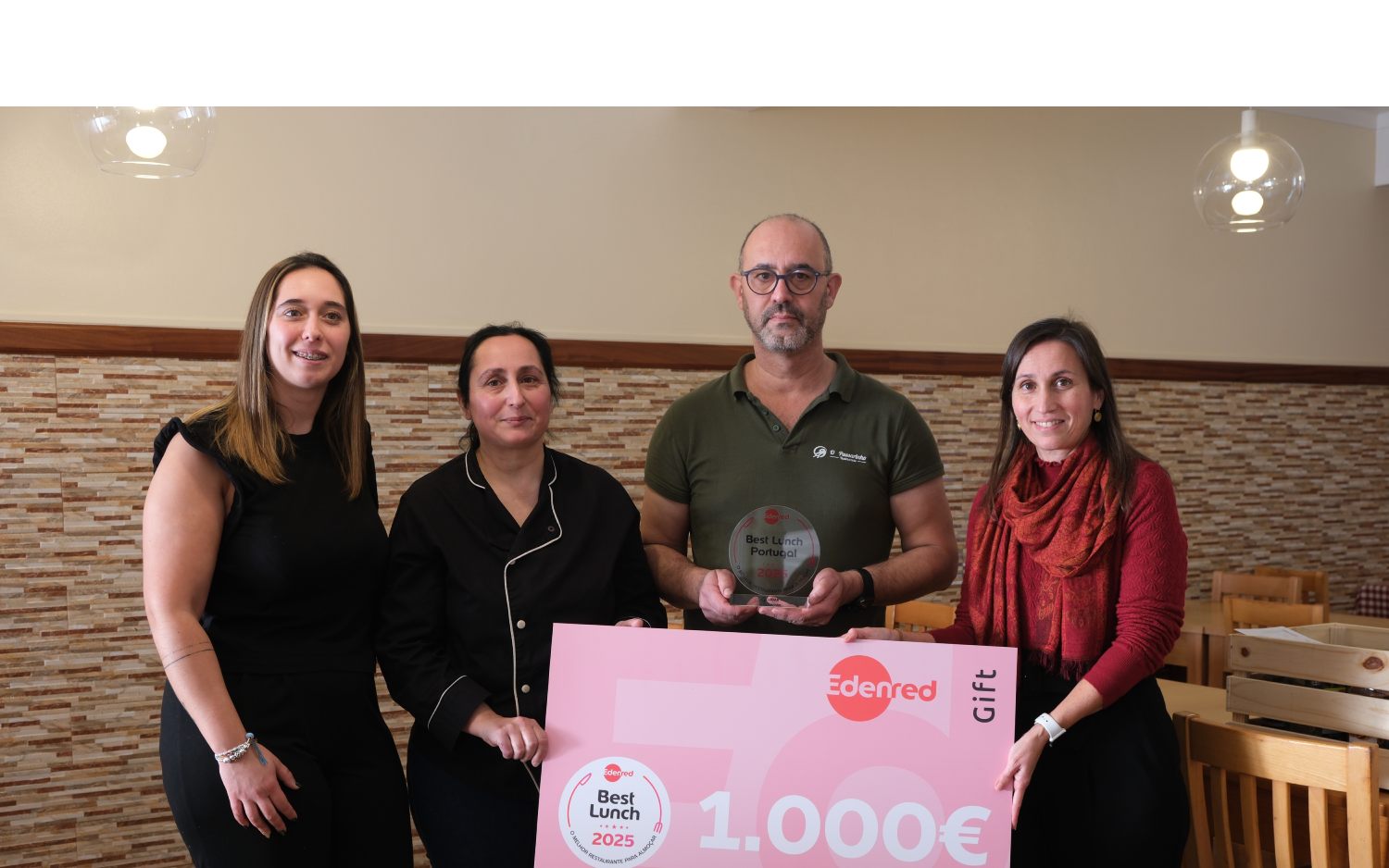 Equipa do Restaurante  O Passarinho com Filipa Martins, CEO da Edenred